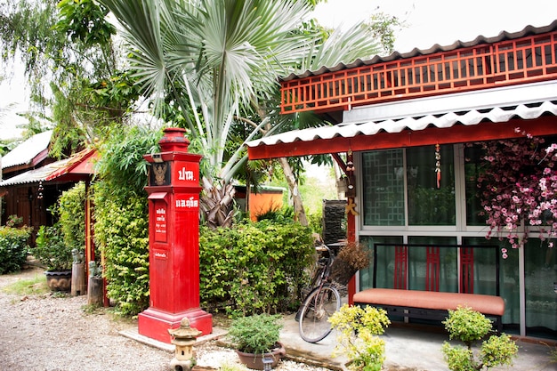 RATCHABURI THAÏLANDE 23 SEPTEMBRE Meubles de décoration extérieure de bâtiments extérieurs de jardin pour les voyageurs voyagent visite et se reposent à l'hôtel de villégiature le 23 septembre 2019 à Ratchaburi Thaïlande