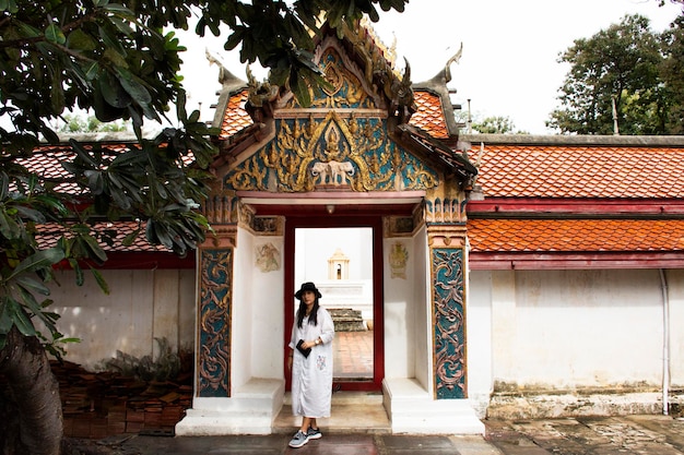 RATCHABURI THAÏLANDE 24 SEPTEMBRE Les voyageurs thaïlandais visitent et respectent la prière à Bouddha Dieu Ange dans le temple Wat Khanon de la ville de Ban Pong le 24 septembre 2019 à Ratchaburi Thaïlande