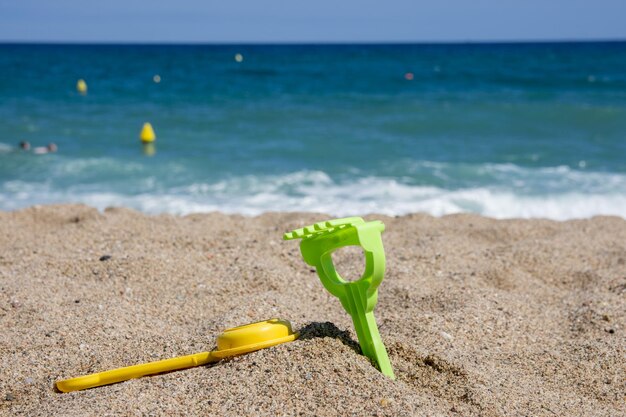 râteau et pelle sur la plage