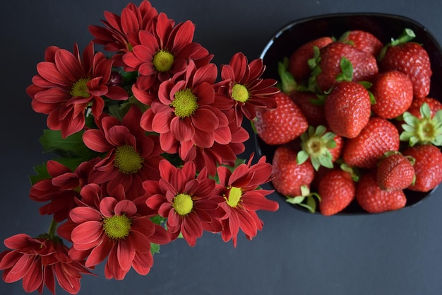 Une ration de fraises fraîches sur fond noir