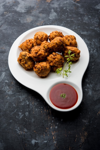 Rava Bhajj ou bhajiya également connu sous le nom de suji Pakoda ou semoule Pakora, servi avec du ketchup à la tomate. mise au point sélective