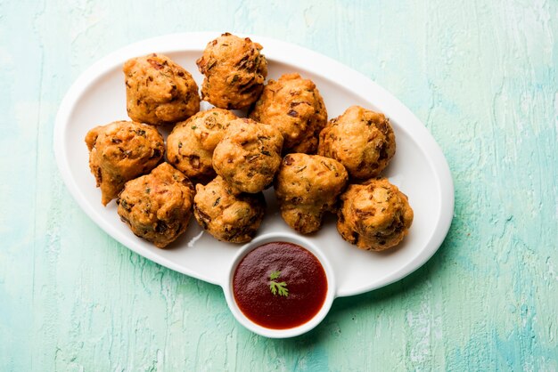 Rava Bhajj ou bhajiya également connu sous le nom de suji Pakoda ou semoule Pakora, servi avec du ketchup à la tomate. mise au point sélective