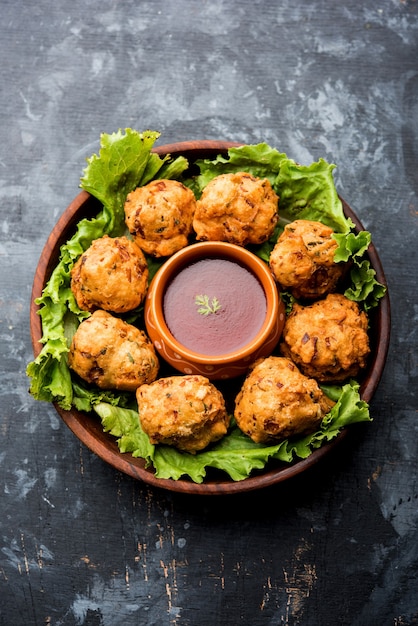 Rava Bhajj ou bhajiya également connu sous le nom de suji Pakoda ou semoule Pakora, servi avec du ketchup à la tomate. mise au point sélective