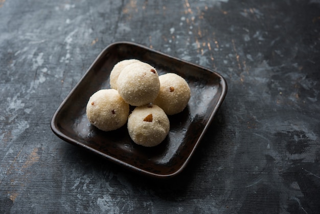 Rava Laddu ou Semoula Laddoo ou Rawa Ladu, un plat sucré populaire du Maharashtra, Inde