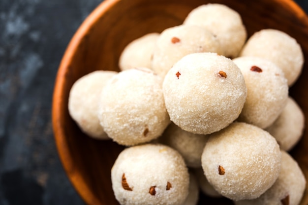 Rava Laddu ou Semoula Laddoo ou Rawa Ladu, un plat sucré populaire du Maharashtra, Inde