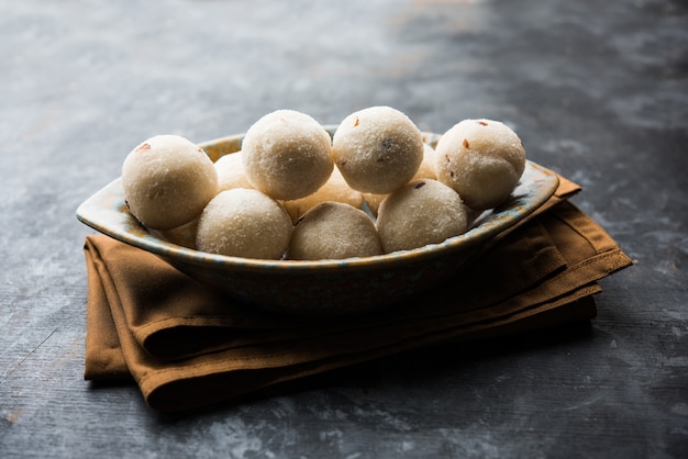 Rava Laddu ou Semoula Laddoo ou Rawa Ladu, un plat sucré populaire du Maharashtra, Inde