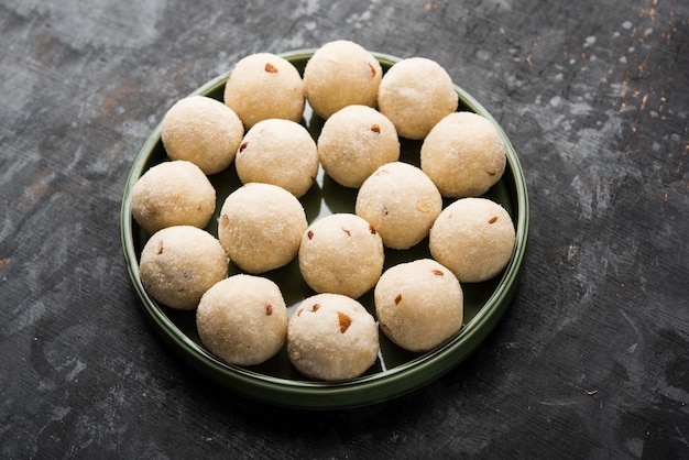 Rava Laddu ou Semoula Laddoo ou Rawa Ladu, un plat sucré populaire du Maharashtra, Inde