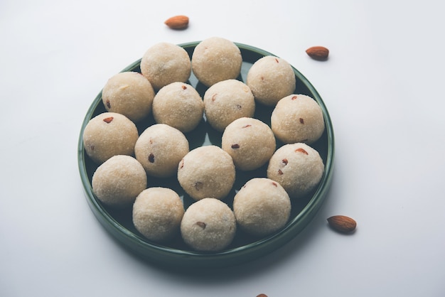 Rava Laddu ou Semoula Laddoo ou Rawa Ladu, un plat sucré populaire du Maharashtra, Inde