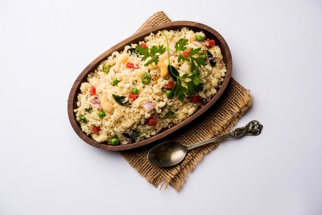 Rava Upma ou Uppuma - petit-déjeuner sud-indien servi dans un bol. mise au point sélective