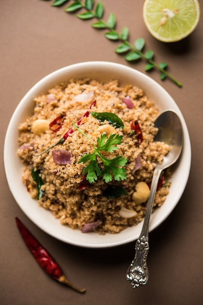 Rava Upma ou Uppuma - petit-déjeuner sud-indien servi dans un bol. mise au point sélective