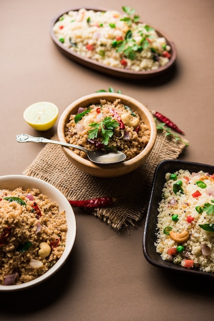 Rava Upma ou Uppuma - petit-déjeuner sud-indien servi dans un bol. mise au point sélective