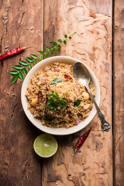 Rava Upma ou Uppuma - petit-déjeuner sud-indien servi dans un bol. mise au point sélective