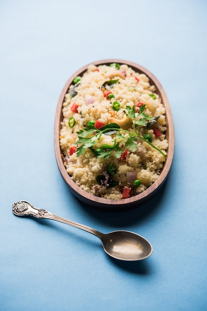 Rava Upma ou Uppuma - petit-déjeuner sud-indien servi dans un bol. mise au point sélective