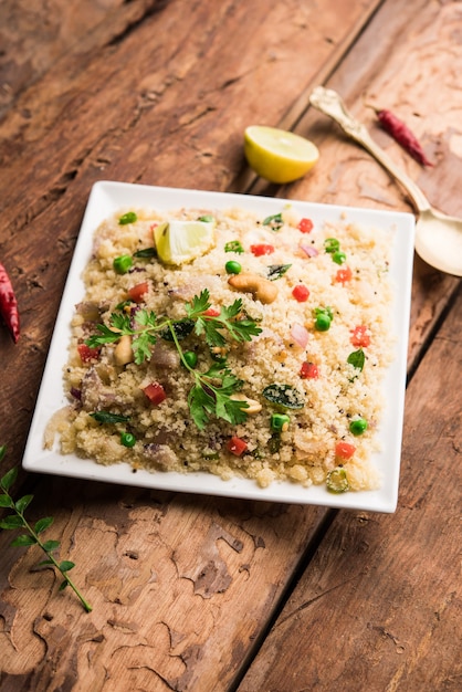 Rava Upma ou Uppuma - petit-déjeuner sud-indien servi dans un bol. mise au point sélective