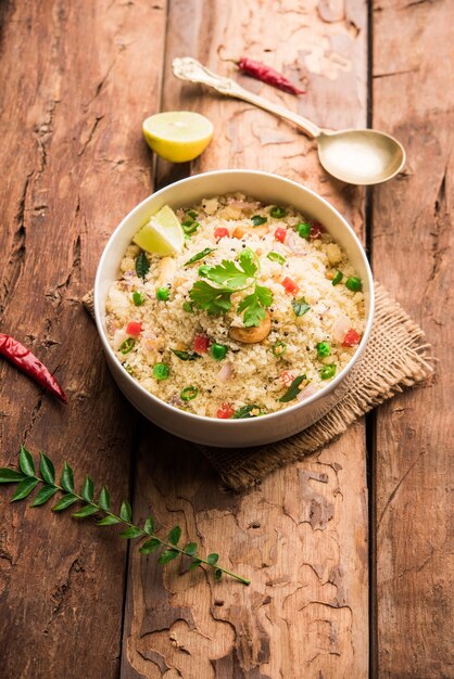 Rava Upma ou Uppuma - petit-déjeuner sud-indien servi dans un bol. mise au point sélective