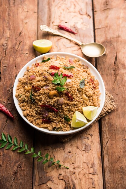 Rava Upma ou Uppuma - petit-déjeuner sud-indien servi dans un bol. mise au point sélective