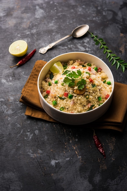 Rava Upma ou Uppuma - petit-déjeuner sud-indien servi dans un bol. mise au point sélective