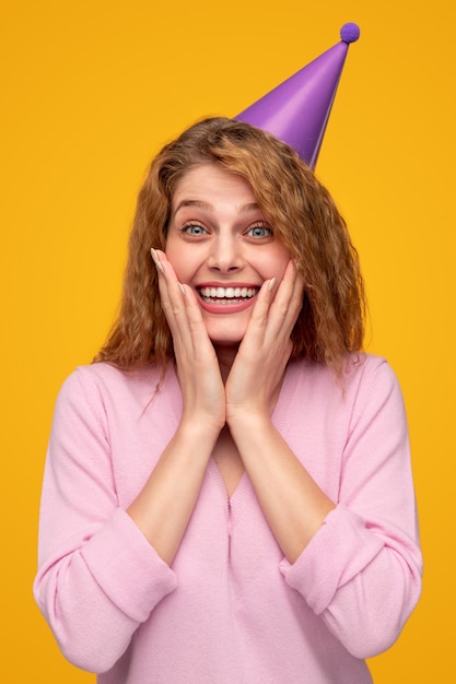 Ravi de jeune femme en chapeau de fête