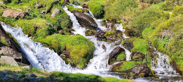 Ravin et rivière alhori avec les eaux de la sierra nevada