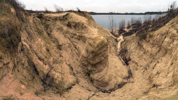 Photo un ravin de sable emporté par l'eau.