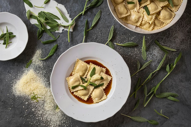 Ravioli au fromage au beurre brun fraîchement préparé avec de la sauge hachée