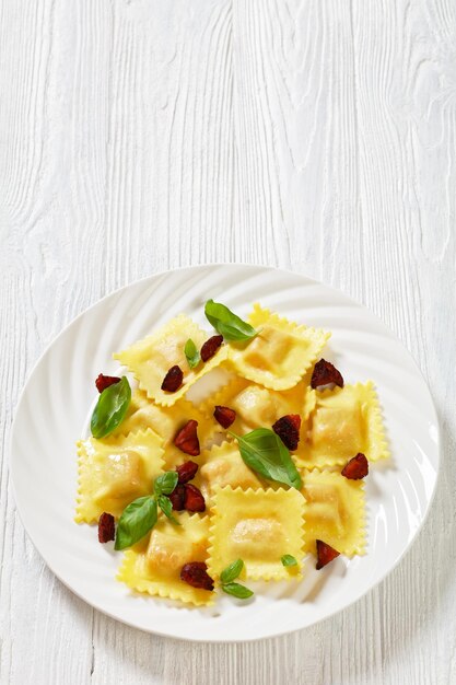 Photo ravioli italien avec un remplissage de chorizo ricotta sur assiette