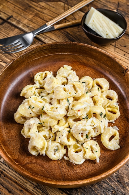 Ravioli ou pâtes tortellini en sauce au fromage à la crème avec de la viande