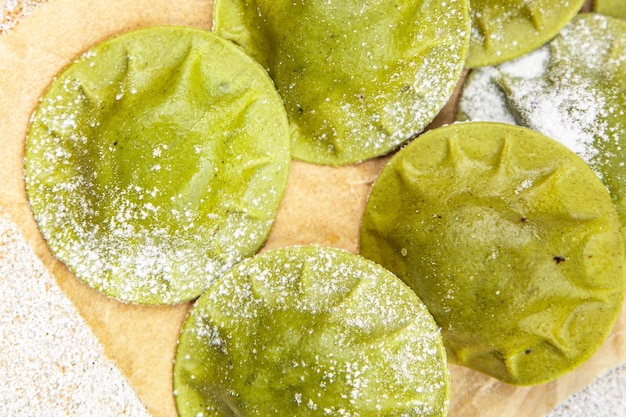 ravioli vert pâte verte épinards basilic nourriture végétale repas nourriture collation sur la table espace de copie