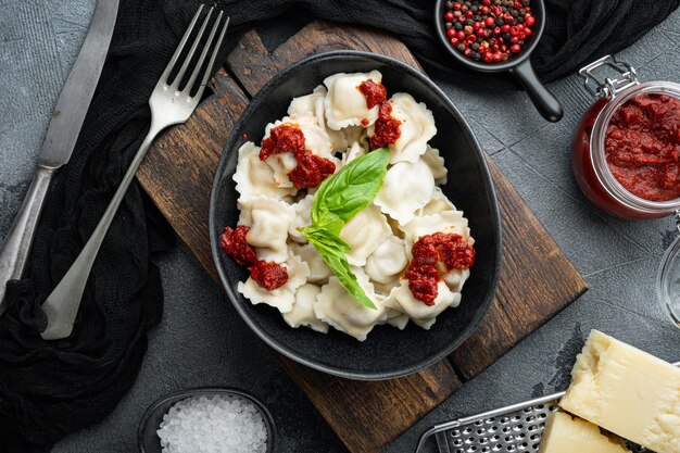 Raviolis appétissants avec sauce tomate, fromage et basilic avec basilic parmesan