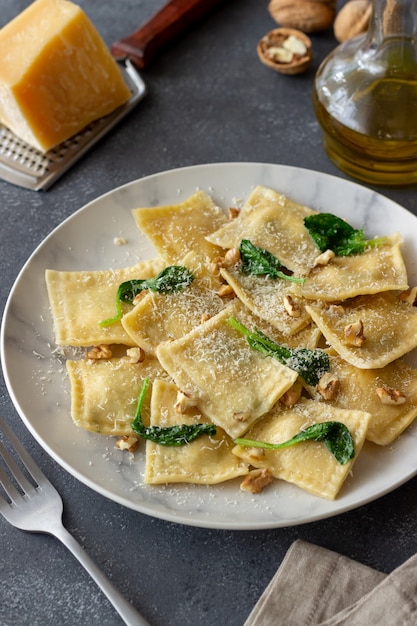 Raviolis au fromage ricotta, épinards et noix