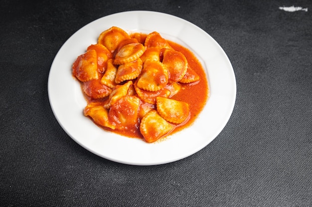 raviolis aux tomates sauce pour pâtes farcies au poisson plat frais repas sain collation alimentaire sur la table espace copie