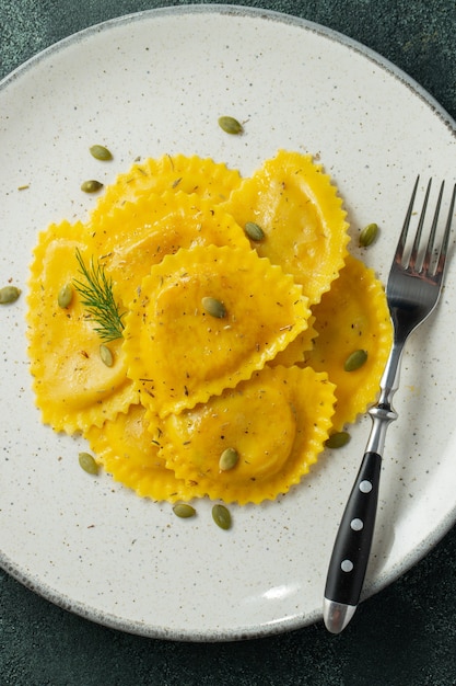 Raviolis à La Citrouille Faits Maison Avec Du Beurre.