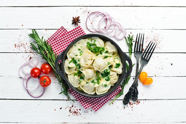 Raviolis à la crème dans une assiette noire Cuisine traditionnelle italienne Boulettes de viande Vue de dessus Espace de copie gratuit