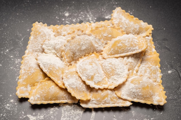 Raviolis crus en arrière-plan Cuisine italienne saine