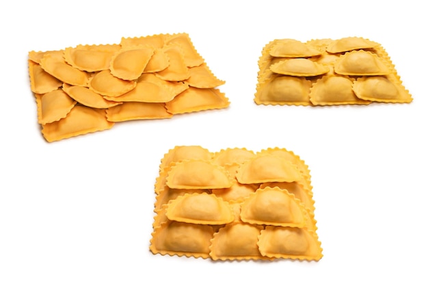 Raviolis crus en arrière-plan Cuisine italienne saine