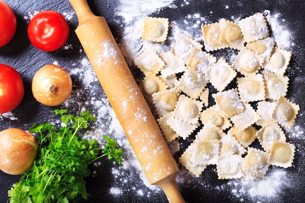 Raviolis crus aux légumes sur tableau noir