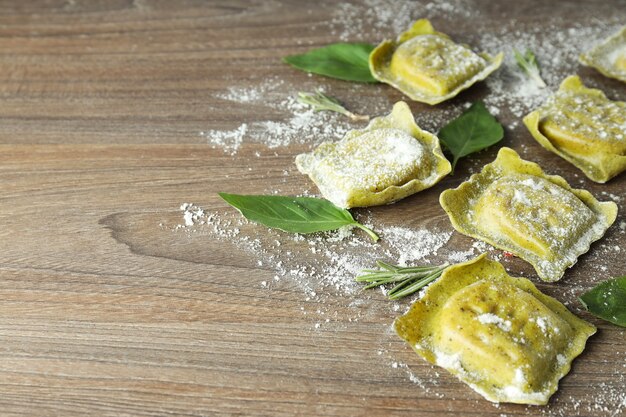 Raviolis crus à la farine et au basilic sur fond de bois