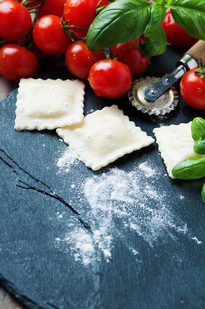 Raviolis crus à la tomate et au basilic