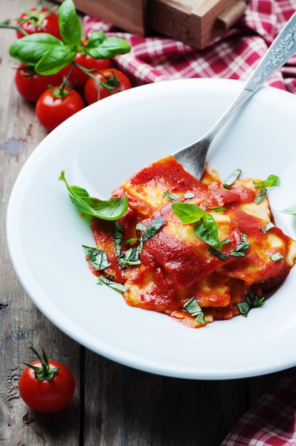 Raviolis cuits à la tomate et au basilic