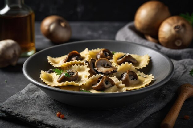 Des raviolis délicieux avec des champignons servis sur une table grise en gros plan