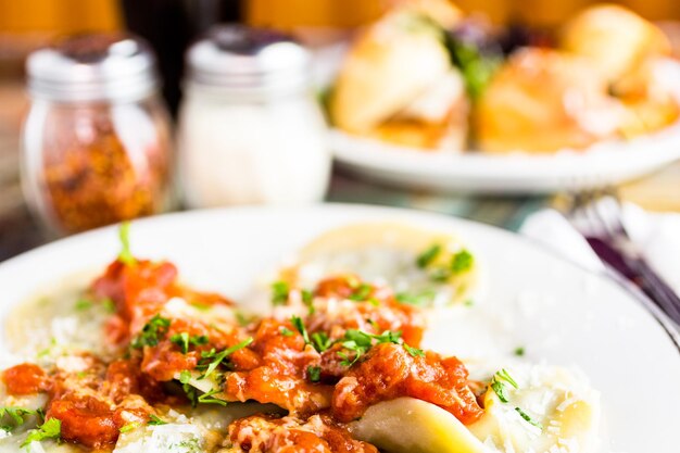 Raviolis de diplômés italiens frais sur la table du restaurant italien.