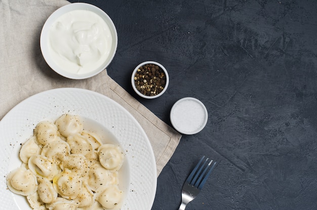 Raviolis faits maison sur une assiette.