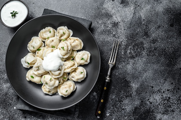 Raviolis faits maison avec de la viande de bœuf et de porc.