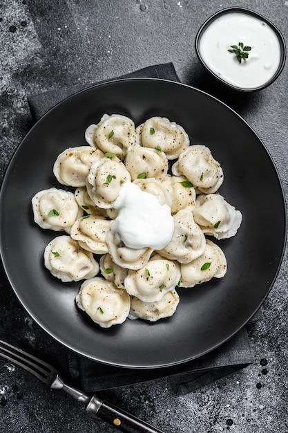 Raviolis faits maison avec de la viande de bœuf et de porc.