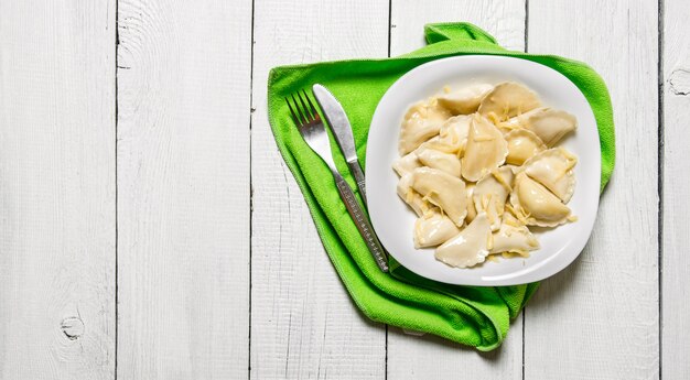 Raviolis frais avec du fromage dans l'assiette