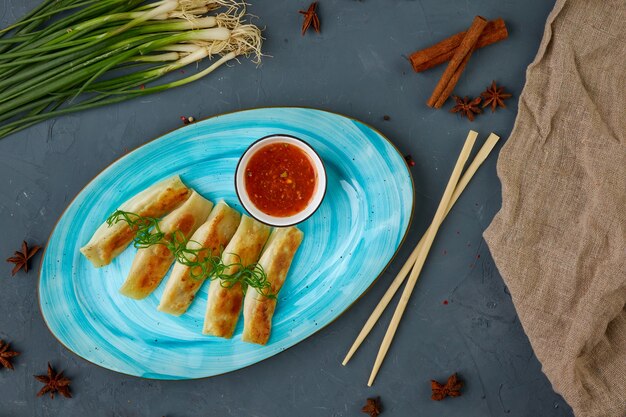 Raviolis Go-Te à l'agneau, cuisine chinoise, fond de béton