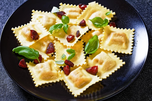 Raviolis italiens au chorizo et à la ricotta sur assiette