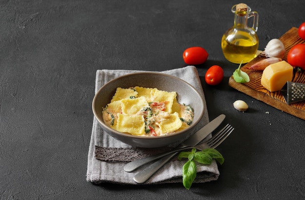 Raviolis italiens au fromage et basilic vue de dessus sur fond noir