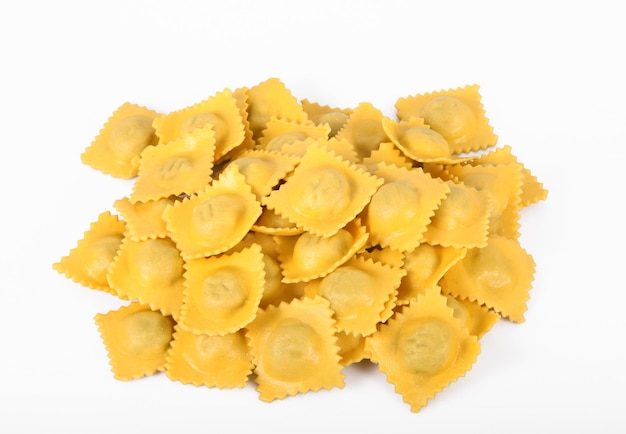 Raviolis italiens originaux sur fond blanc