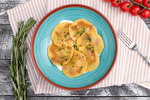 Raviolis italiens raviolis sur une vue de dessus de fond en bois blanc